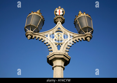 Dettaglio della lampada ornati standard sul ponte Lendal, York, Regno Unito. Foto Stock