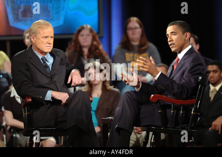 Il senatore Barack Obama D Ill appare con Chris Matthews sul Hardball come parte di MSNBC s show televisivo s College Tour. Foto Stock