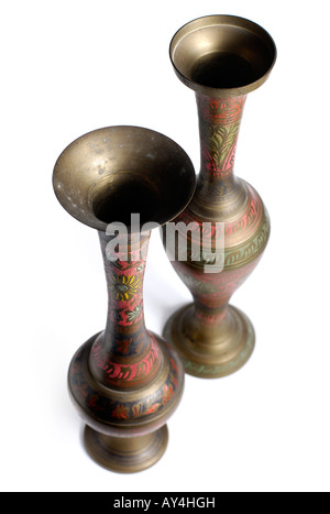 Due alte vintage ottone decorativi vasi di fiore Foto Stock