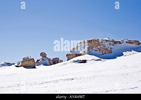 Coperto di neve e di roccia di granito la formazione nella Big Horn Mountains del Wyoming Foto Stock