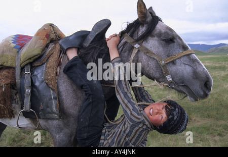 Ragazzo con cavallo, Lago, Song Kul, Kirgizia Foto Stock