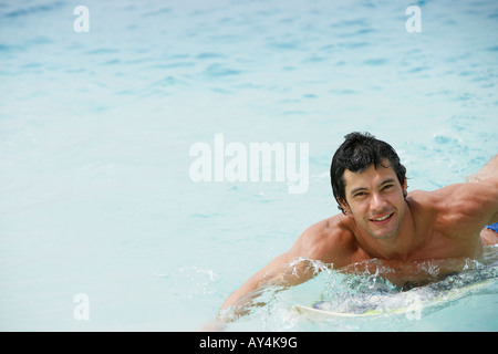 Sud Americana uomo sulla tavola da surf Foto Stock