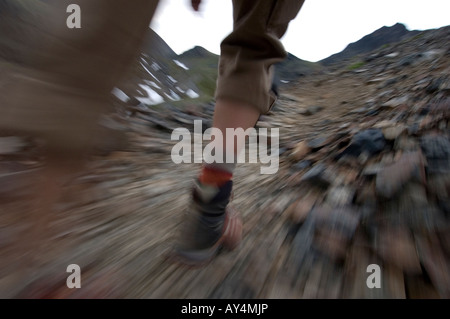 Un escursionista ascende Crow Pass Trail en route di Eagle River da Girdwood. Foto Stock