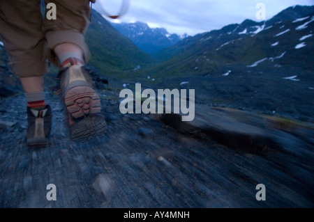 Un escursionista scende Crow Pass Trail en route di Eagle River da Girdwood. Foto Stock