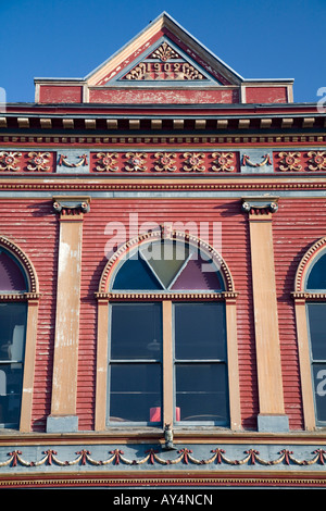 Una facciata storica di un edificio in stile vittoriano nel centro cittadino di Eureka, California Foto Stock