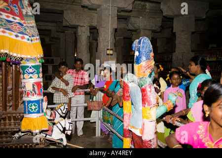 Le persone accanto al modello di Shiva santo del carro, 1.000 pilastri Hall, Tempio di Madurai, Madurai, Tamil Nadu, India Foto Stock