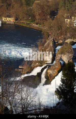 Le Cascate del Reno vicino a Sciaffusa Svizzera visto da Laufen Castello Foto Stock