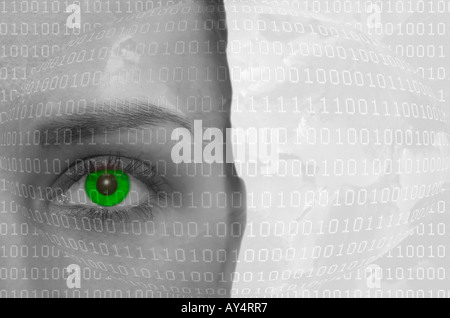 Digital composito della donna di occhio e codice binario Foto Stock