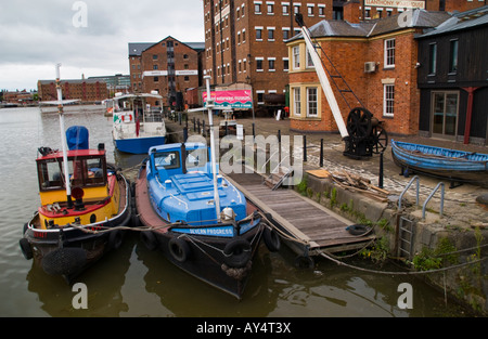 Ex magazzini industriali attualmente utilizzato per la National Waterways Museum presso il molo di Gloucester Gloucestershire England UK UE Foto Stock