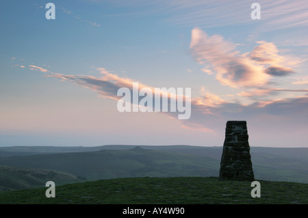 La triangolazione punto sulla sommità del Mam Tor vicino a Edale Peak District Derbyshire England Regno Unito Foto Stock