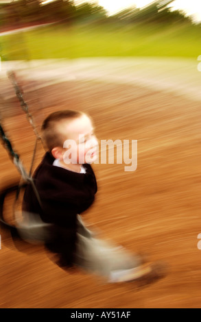 Tre anni di vecchio ragazzo su swing Foto Stock