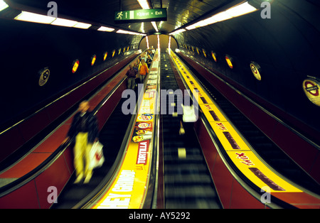 Persone su scale mobili in metropolitana a Budapest Ungheria Europa Foto Stock