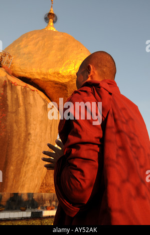 Monaco in preghiera davanti al golden rock Kytiku Myanmar Asia Foto Stock