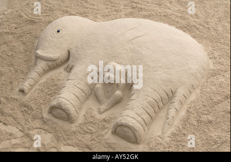 La scultura di sabbia: Elephant e scimmia sulla spiaggia del fiume Tamigi con la bassa marea, Gabrielle Wharf, Southbank, Londra Foto Stock