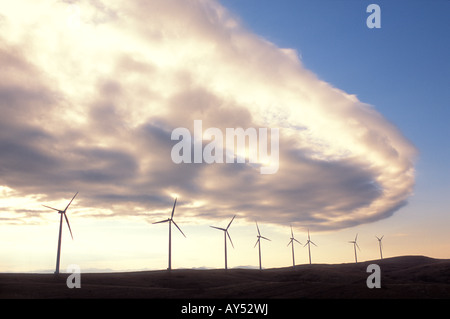 Le turbine eoliche al tramonto in una fattoria eolica Foto Stock