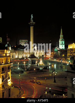 Trafalgar Square guardando verso la colonna di Nelson e della National Gallery di notte Foto Stock