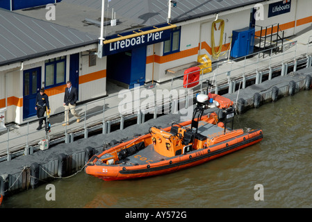 Nervatura di salvataggio attraccate al RNLI scialuppa di salvataggio del molo sul Fiume Tamigi, Victoria Embankment, Londra, Inghilterra Foto Stock
