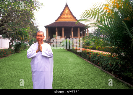 Nun in bianco pregando in Ho Phrakeo tempio Buddista Vientiane Laos Foto Stock