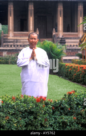 Nun in bianco pregando in Ho Phrakeo tempio Buddista Vientiane Laos Foto Stock