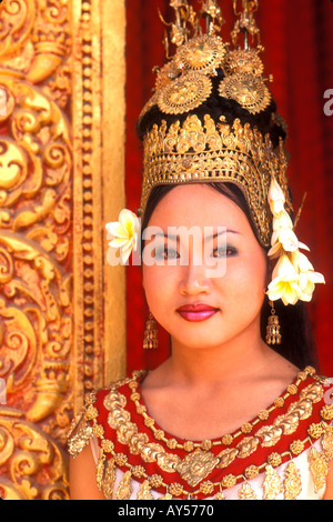 Bellissima ballerina tradizionali e coloratissimi costumi Arti Khmer Dance Siem Reap Cambogia Foto Stock