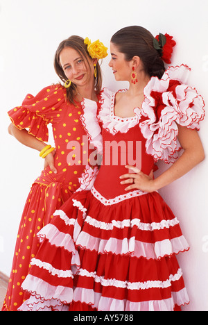 Spagna costa del sol Andalucia due ragazze in Spagnolo tradizionale feria dress spagnolo Fiesta Foto Stock