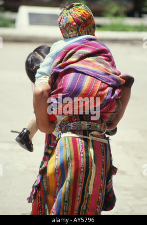 Guatemala La Antigua due giovani figli del vecchio che trasportano il più giovane sia nel tradizionale abito indigeni Foto Stock