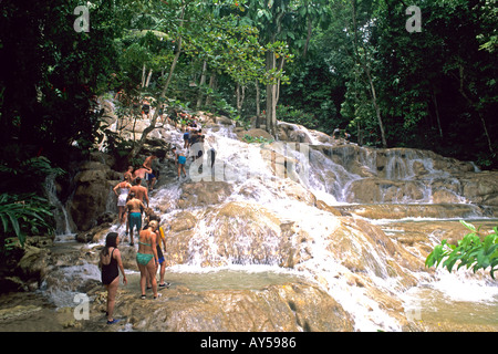 I turisti Climbing Dunns River Falls Giamaica Foto Stock