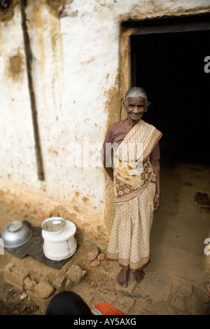 Vecchia donna ritratto in un villaggio di piantagione di tè lavoratori vicino happutale molti di tè plucker sono donne tamil in India immigrazione Foto Stock