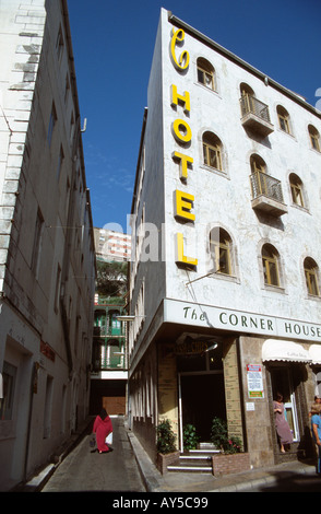 La donna araba oltrepassando la bruscamente monopolizzati Colonial Hotel Main Street, Gibilterra Foto Stock