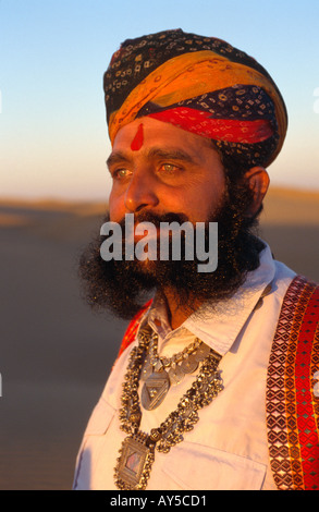 Signor deserto nel tradizionale abito Rajput, a dune di sabbia vicino a Jaisalmer, Rajasthan, India Foto Stock