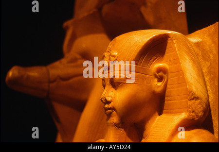 Statua di calcite di Sobek e Amenofi III (1403-1365 a.C. da Dhamsha), Museo di Luxor Luxor Egitto Foto Stock