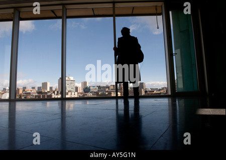 Turista che visita la galleria di visualizzazione presso la Glasgow Faro Faro in Glasgow Foto Stock