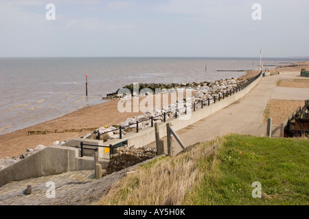 Parete del mare e le difese costiere lungo la parte settentrionale del Kent litorale Reculver Foto Stock