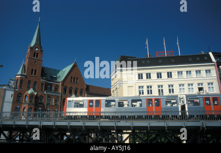 Un treno del sistema dei trasporti pubblici su una storica viadotto sulla linea U3 in Amburgo, Germania Foto Stock