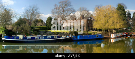 Imbarcazioni strette sul fiume Avon bidford on Avon warwickshire Midlands England Regno Unito Foto Stock