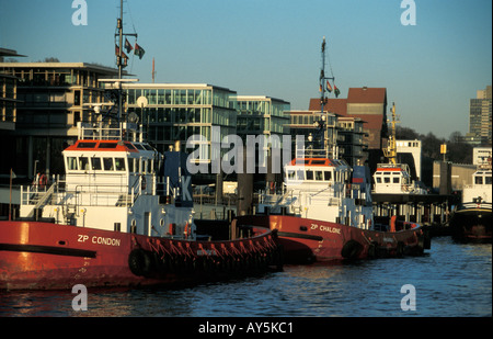 Il rimorchiatore a traino centrale di Neumuehlen nel porto di Amburgo, Germania; in background uffici moderni edifici lungo il fiume Elba Foto Stock