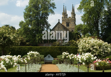 PENSHURST PLACE GARDENS E LA CAPPELLA TONBRIDGE KENT Foto Stock