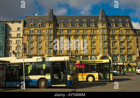 Gli autobus a Place de la Gare in Ville de Luxembourg Europe Foto Stock