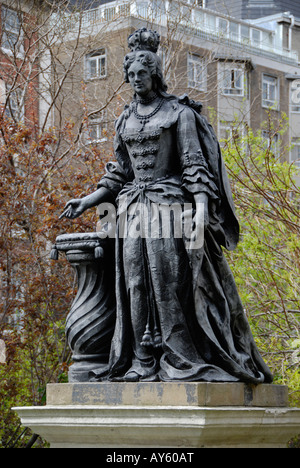 Statua della regina Anna o Queen Charlotte consorte del re George III Queen Square Londra Foto Stock