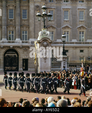 Royal Buckingham guardia su Parade Buckingham Palace Londra U K Foto Stock