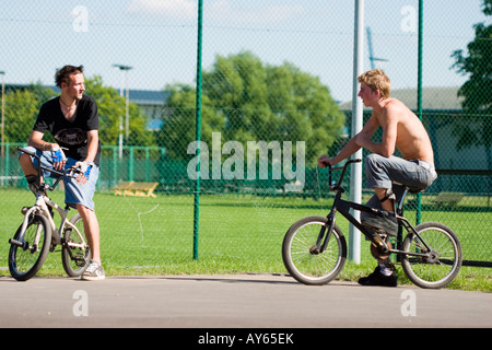 I giovani sui cicli di BMX in Ventspils, Lettonia Foto Stock