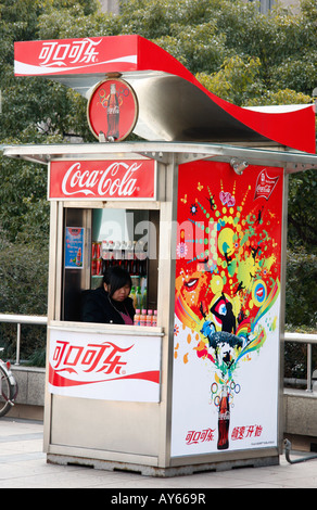 Coca Cola chiosco sul Bund a Shanghai, Cina Foto Stock