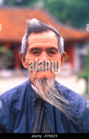 Meraviglioso Ritratto di un uomo vecchio con la barba bianca Hanoi Van Mieu Vietnam Foto Stock
