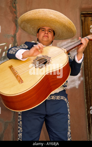 Musicista dal gruppo Mariachi Rayos del Sol riproduce il guitarron, al Cinco de Mayo celebrazione in Carrizozo, Nuovo Messico. Foto Stock