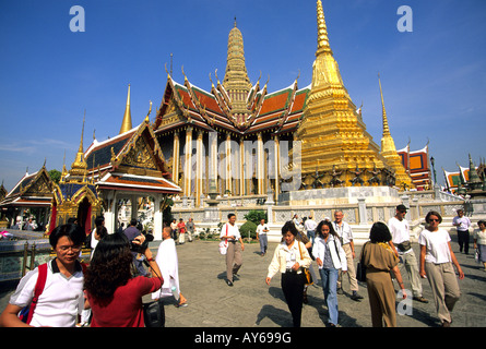 Bangkok i turisti al Wat Pra Keo sui motivi del Grand Palace di Bangkok Foto Stock