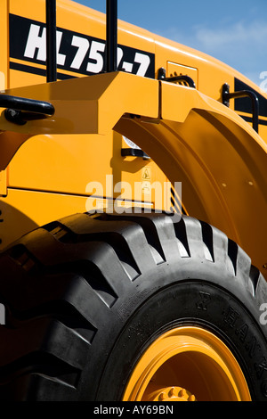 Close-up di una nuova costruzione il cofano del veicolo (cofano), passaruota e ruota con chunky battistrada pneumatico Foto Stock