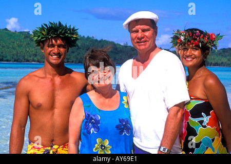 I turisti con colorate danzatori Nativi Bora Bora Tahiti Polinesia Francese Foto Stock