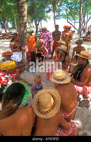 Colorate danzatori Nativi con i loro figli Bora Bora Tahiti Polinesia Francese Foto Stock