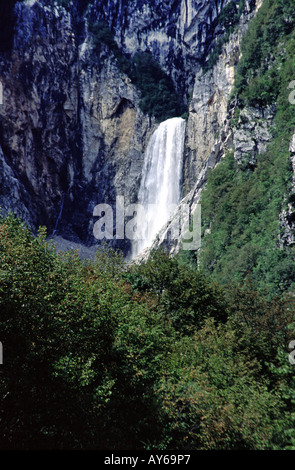 Il misuratore 106 alta cascata Boka vicino a Bovec in Slovenia Foto Stock