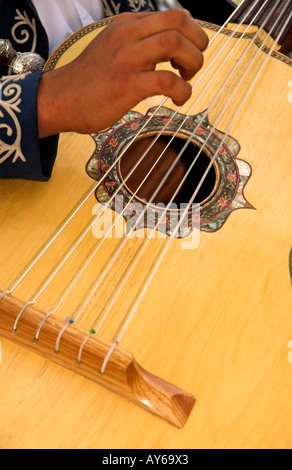 La musica spagnola riempie l'aria da un guitarron, il Cinco de Mayo celebrazione in Carrizozo, Nuovo Messico. Foto Stock